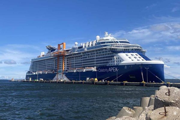 Celebrity Apex cruise vertrek vanuit Amsterdam Nederland 1